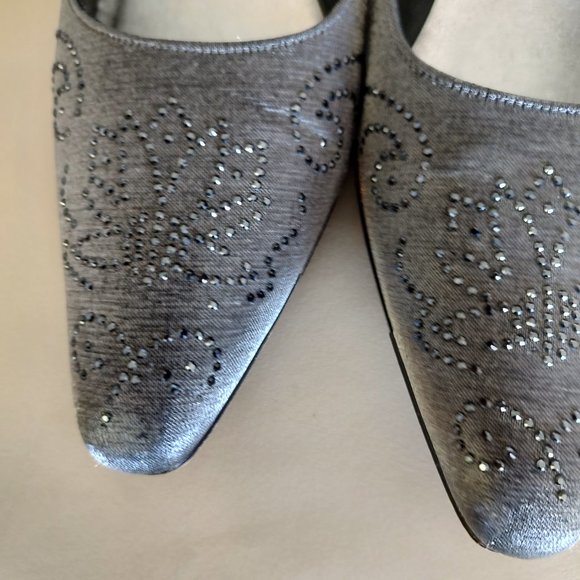 Stuart Weitzman silver grey metallic evening pumps. 2.5" heel. Size 8.5 - Picture 6 of 7